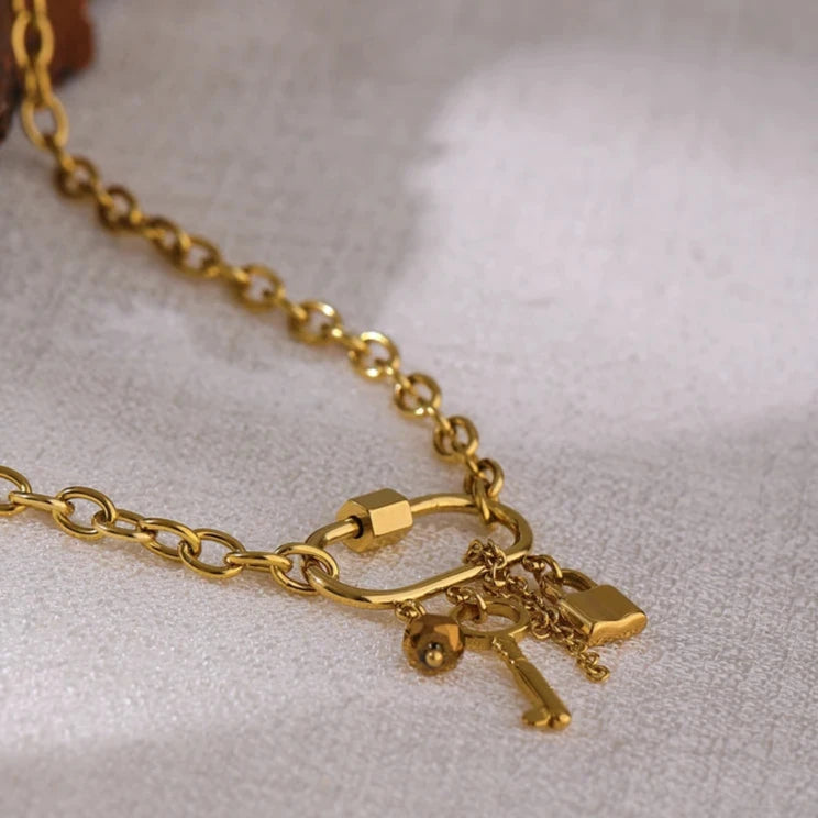 Charm Pendant 18K gold